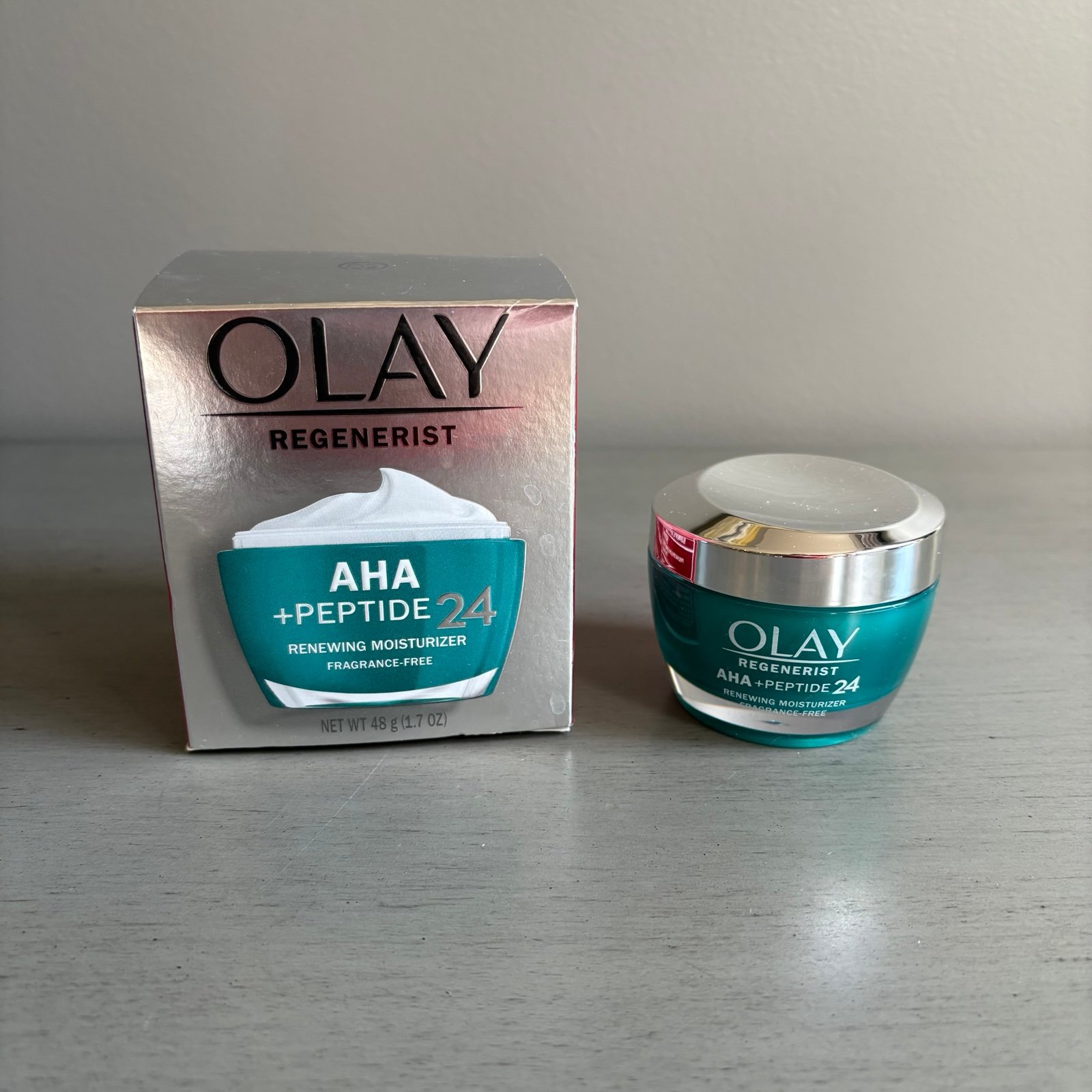 Olay Regenerist aha + peptides 24 renewing moisturizer - 48g - Image 2